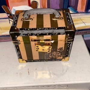 Juicy trunk  train case vintage